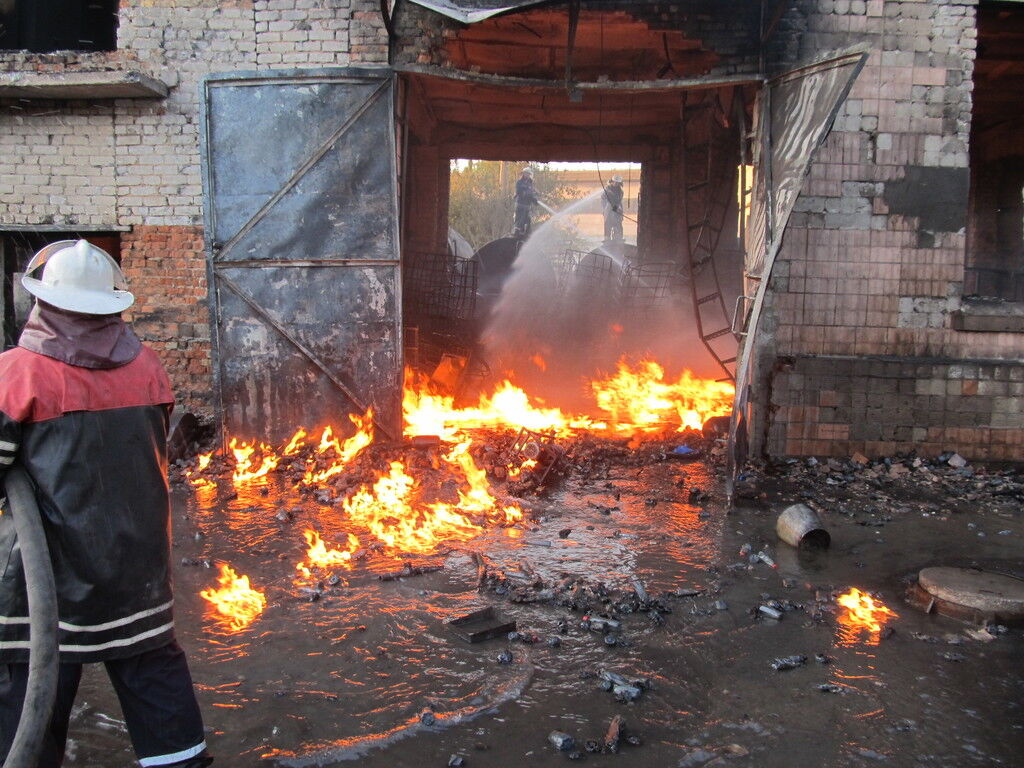 На заводе под Киевом произошел масштабный пожар 