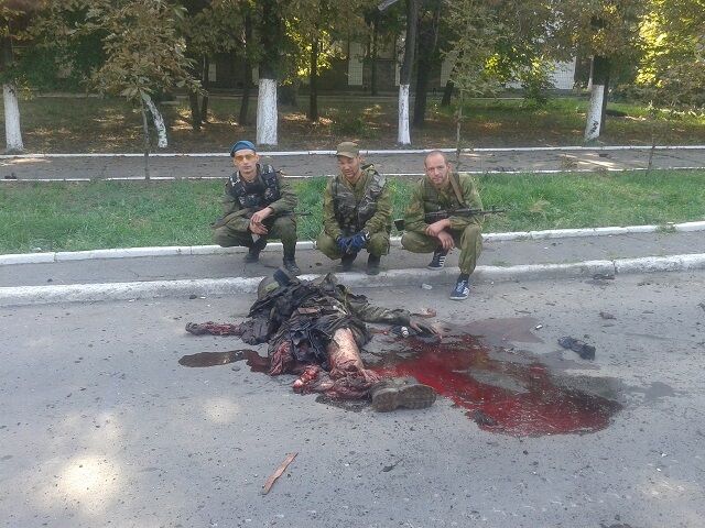 Російські солдати зробили СЕЛФІ поруч з тілами загиблих українських солдат