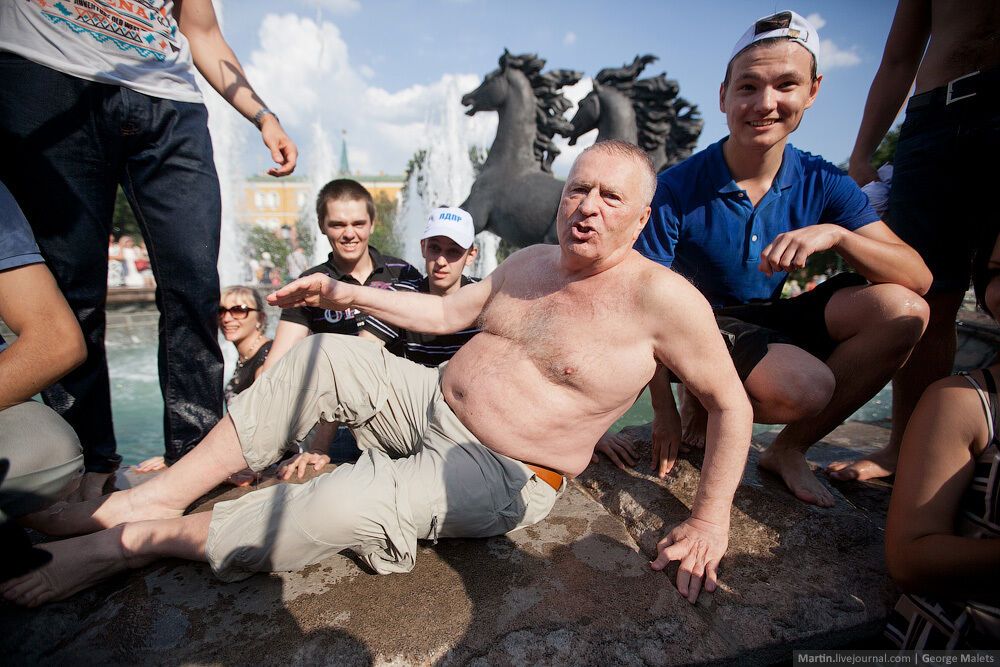 Жириновский искупался в фонтане в центре Москвы и потребовал запретить солнце