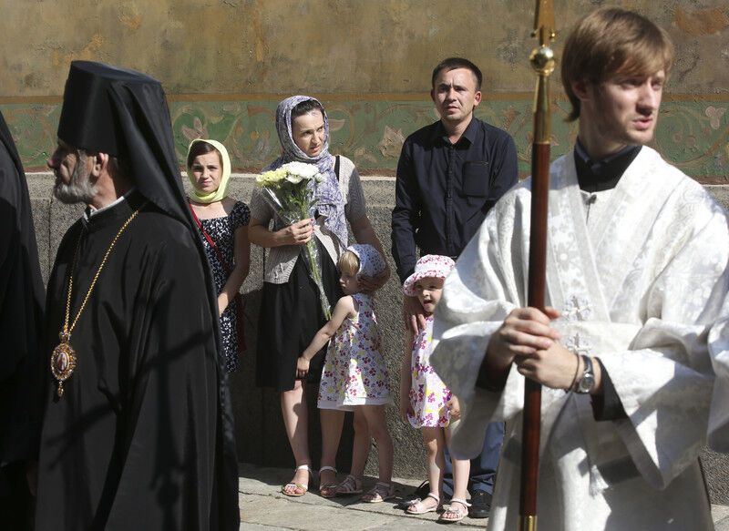 Порошенко с супругой простились с митрополитом Владимиром