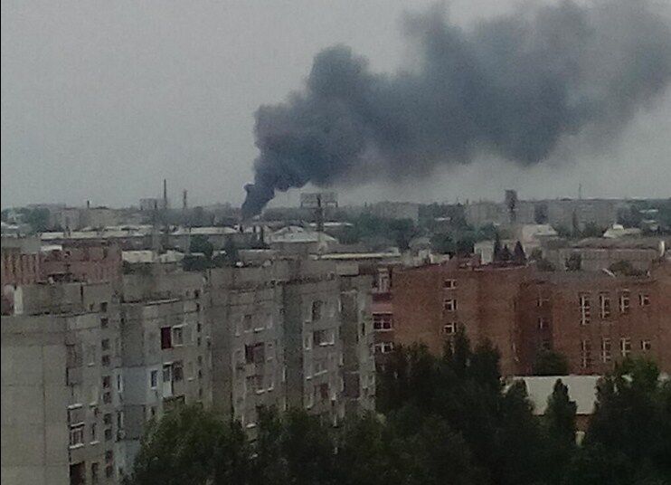 В Луганске террористы под украинскими флагами обстреляли жилые дома