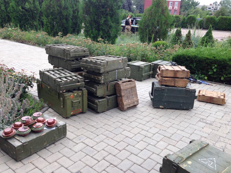 Гвардійці знайшли в церкви арсенал новітньої зброї з РФ