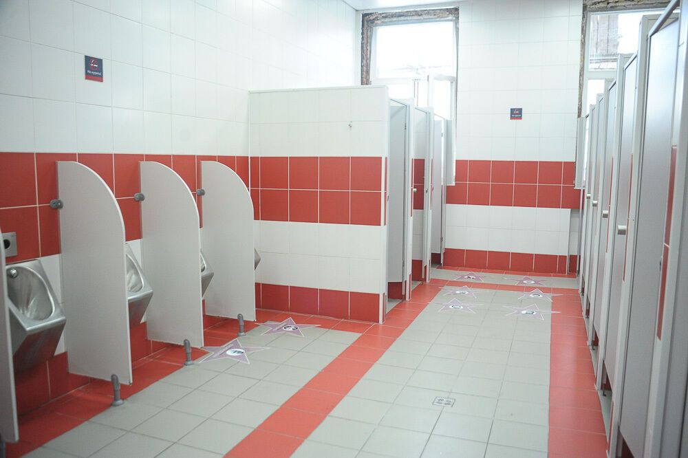 В туалеті Київського вокзалу в Москві з'явилися фото ворогів Кремля