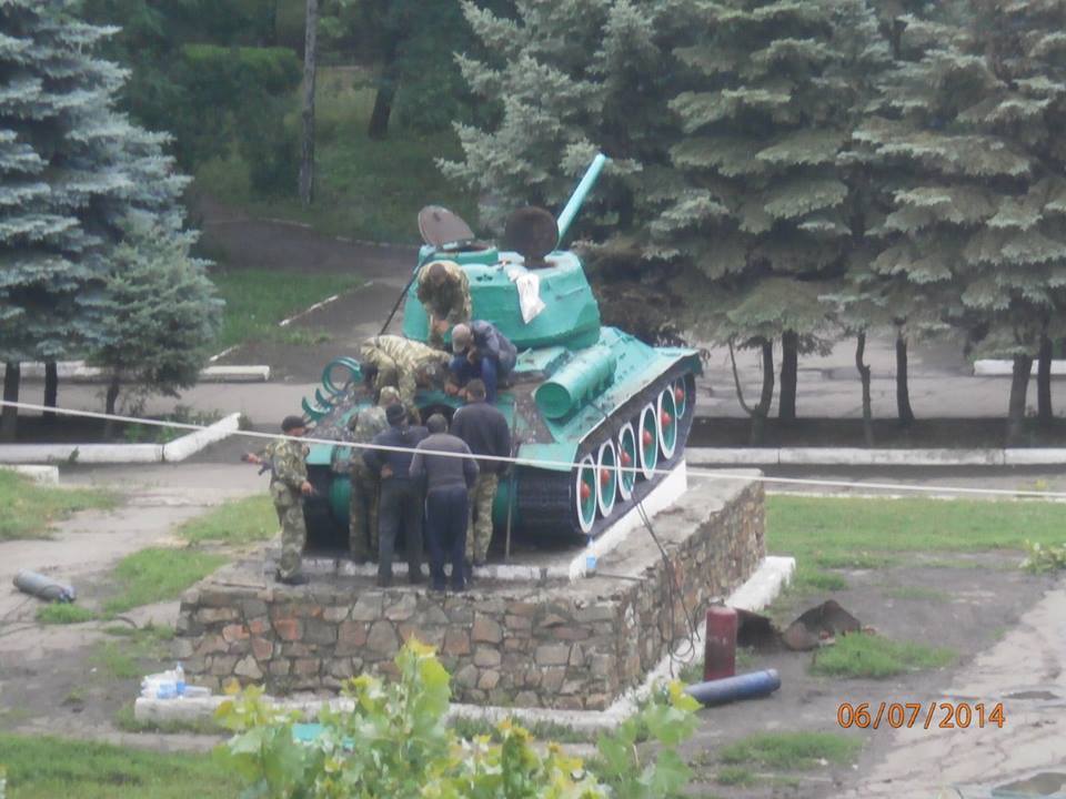 Боевики в Антраците сняли с постамента танк Т-34