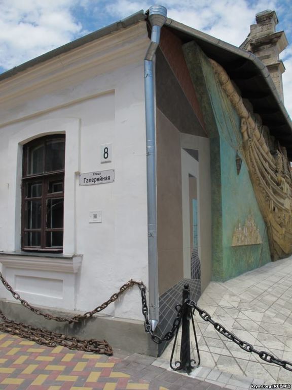 У Феодосії вандали розбили пам'ятну дошку Порошенко