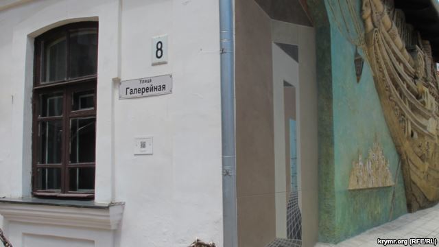 У Феодосії вандали розбили пам'ятну дошку Порошенко