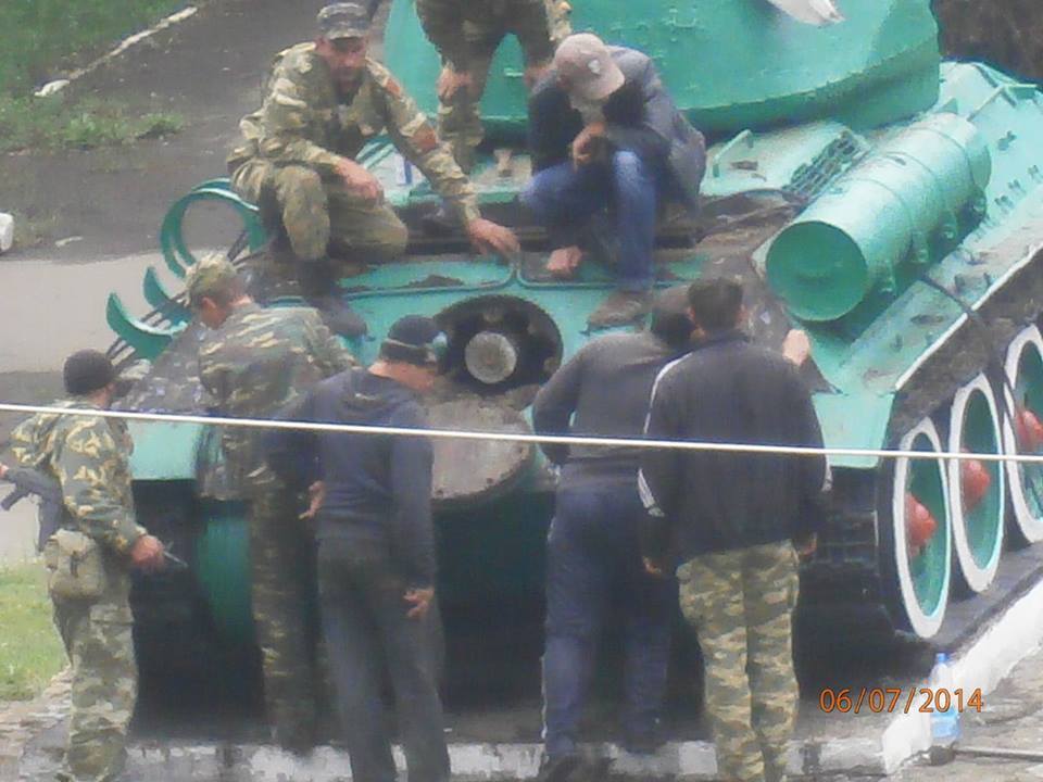 Бойовики в Антрациті зняли з постаменту танк Т-34