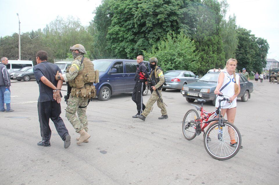 В Славянске местные жители "сдали" силовикам двоих террористов