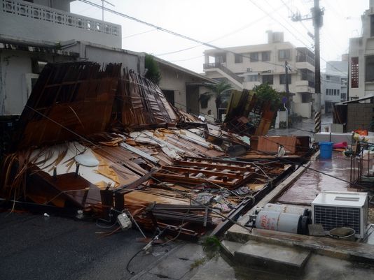 Тайфун "Ногури" выгнал из домов полмиллиона японцев