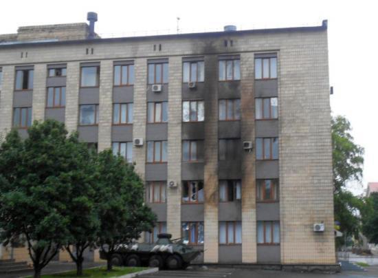 З'явилися фото наслідків нічного обстрілу міськради в Артемівську