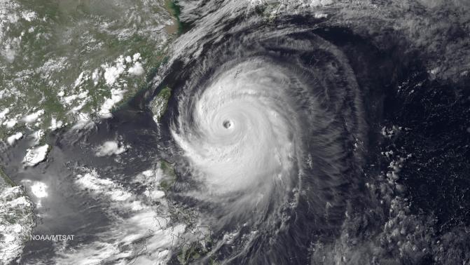 Тайфун "Ногури" выгнал из домов полмиллиона японцев