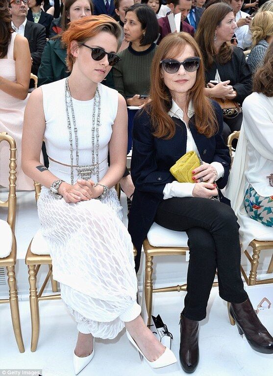 Кристен Стюарт с новой стрижкой на показе Шанель в Париже