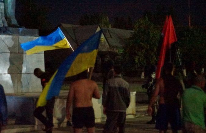 На Херсонщине украинские активисты снесли памятник Ленину