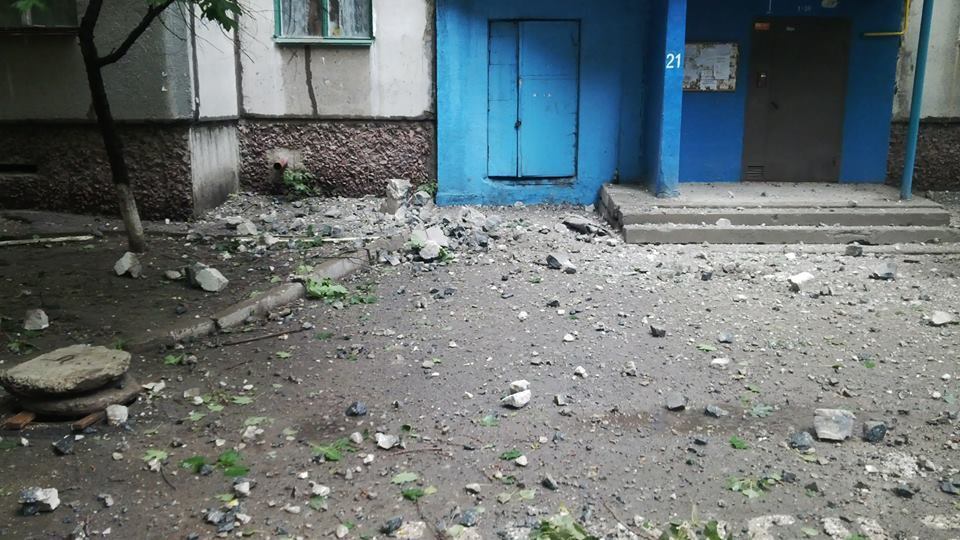 В Луганську артилерійський удар бойовиків зніс частину даху 9-поверхового будинку