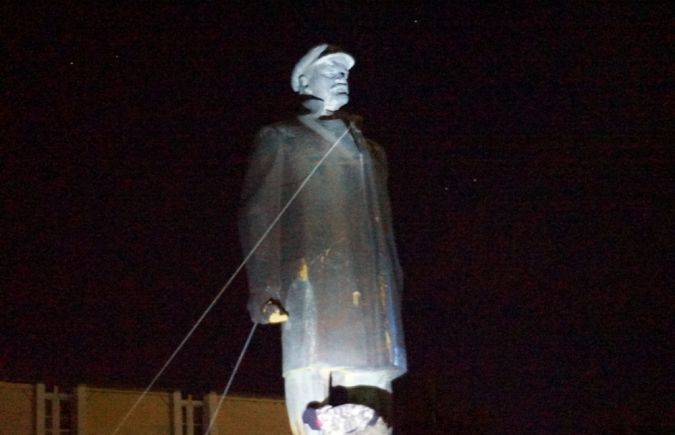 На Херсонщині українські активісти знесли пам'ятник Леніну