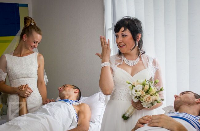 Поранені десантники зіграли подвійне весілля у військовому госпіталі
