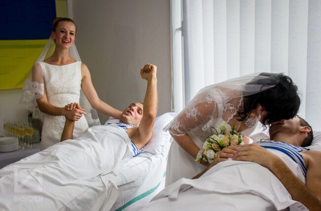 Поранені десантники зіграли подвійне весілля у військовому госпіталі