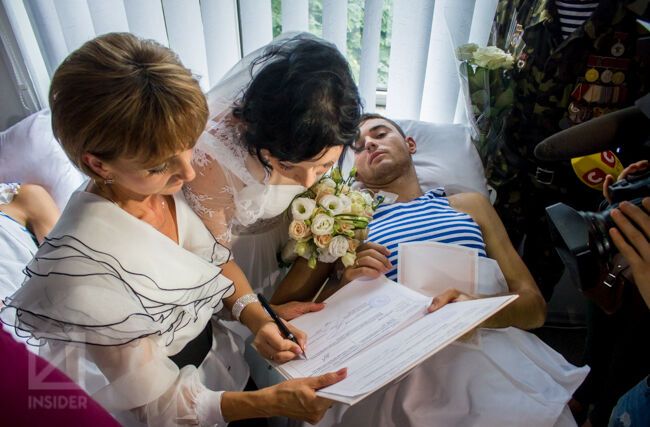 Раненые десантники сыграли двойную свадьбу в военном госпитале