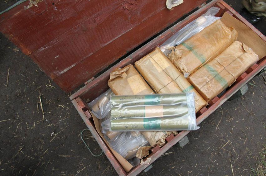 Для вывоза брошенных террористами в Славянске боеприпасов понадобились два "Урала"
