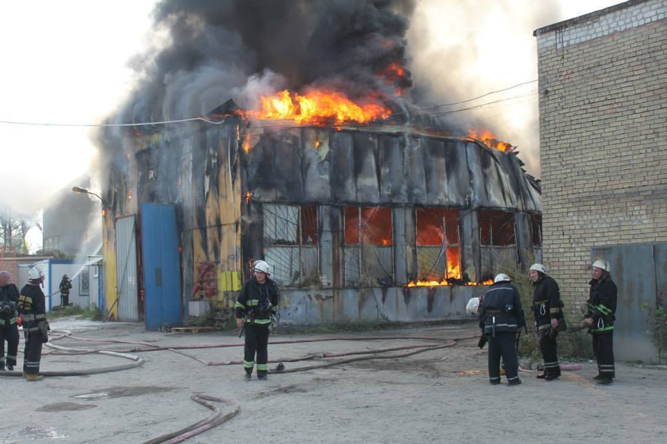 В Киеве в промзоне произошел масштабный пожар
