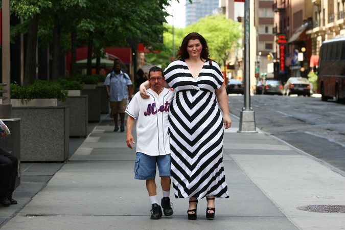 130-килограмовая модель зарабатывает деньги, катая мужчин верхом на себе