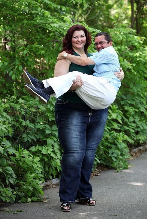 130-килограмовая модель зарабатывает деньги, катая мужчин верхом на себе