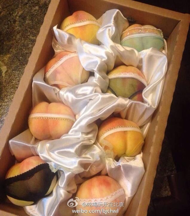 В Китае персики продают в сексуальных трусиках
