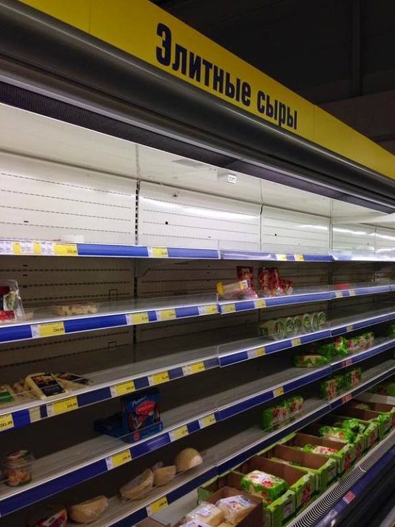 В Москве пустуют полки в супермаркетах и введен лимит по продаже продуктов
