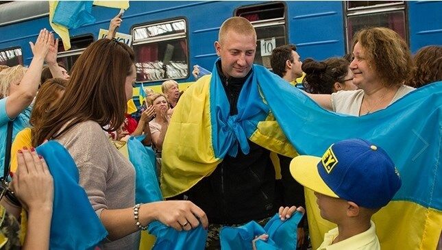 Львів'яни зустріли 64 прикордонників, які вирвалися з оточення, оплесками і гімном