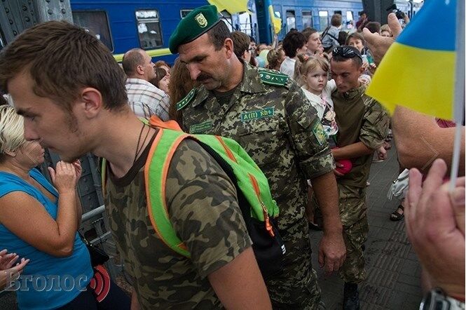 Львів'яни зустріли 64 прикордонників, які вирвалися з оточення, оплесками і гімном