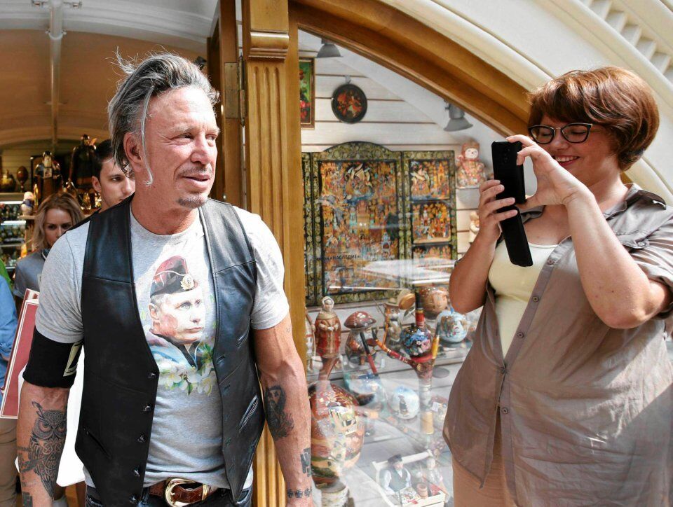 Микки Рурк слетал в Москву, чтобы купить футболку с изображением Путина