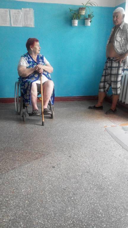 В Севастополе пенсионеров выгнали из больницы в 36-градусную жару
