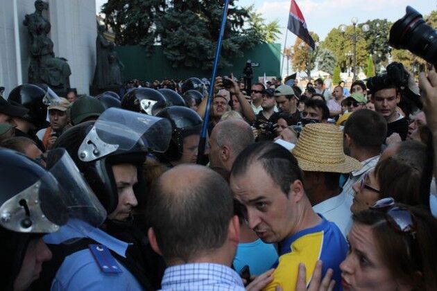 Митингующие под Радой закидали милицию взрывпакетами