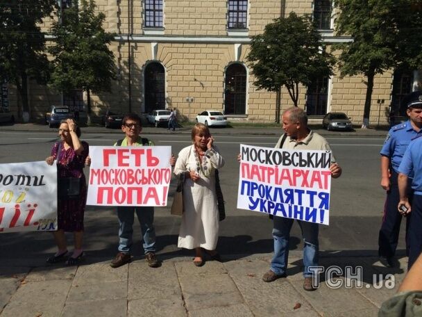 Возле Лавры собрался пикет против "московского попа"