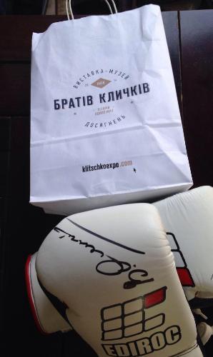 Кличко выставил на аукцион перчатки в поддержку украинской армии