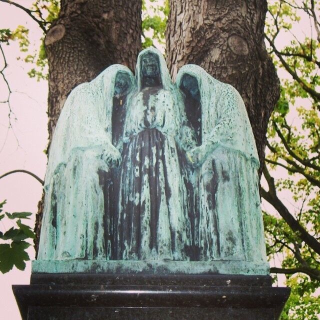 Как отдыхают звезды: Лобода гуляет по кладбищу, а Билык скрывается от папарацци