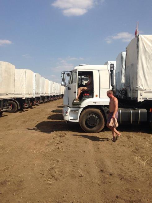 Российский гуманитарный конвой остановился в 25 км от границы с Луганщиной