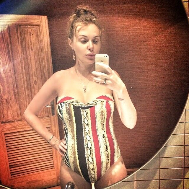 Как отдыхают звезды: Лобода гуляет по кладбищу, а Билык скрывается от папарацци