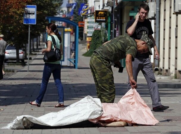 Під час обстрілу Донецька снаряди потрапили в людей прямо на вулиці