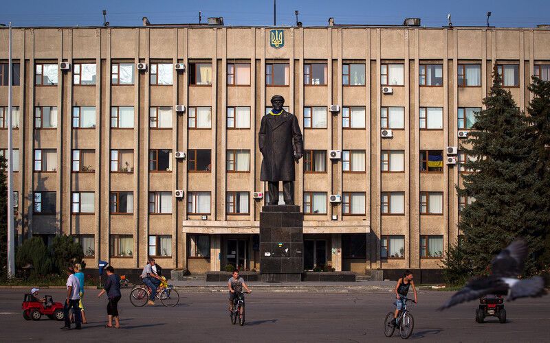В Славянске и Краматорске памятники Ленину нарядили в национальный флаг