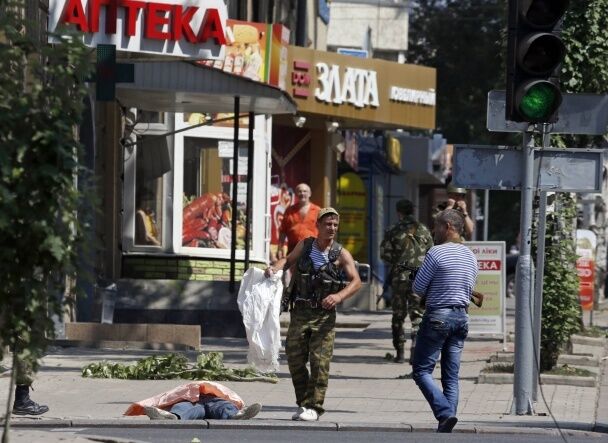 Во время обстрела Донецка снаряды попали в людей прямо на улице