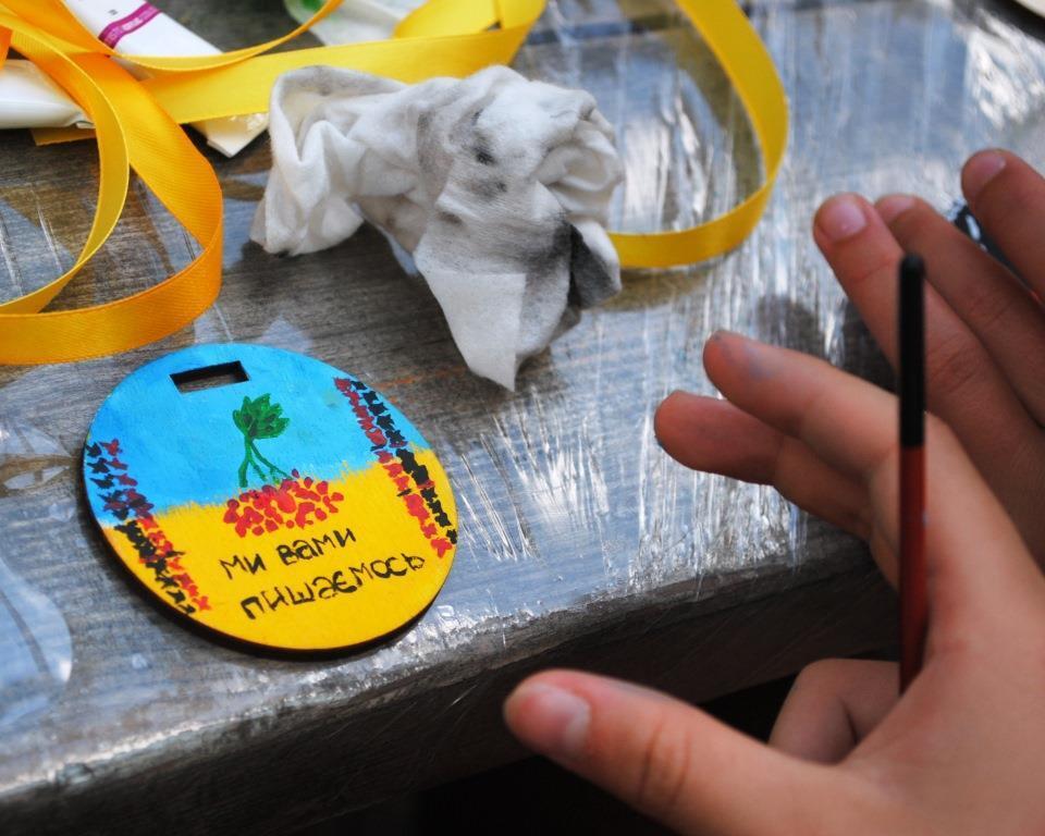 Дети из зоны АТО изготовили медали для своих спасителей