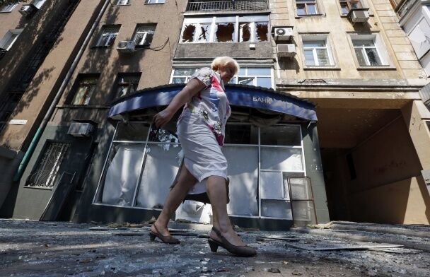 Во время обстрела Донецка снаряды попали в людей прямо на улице