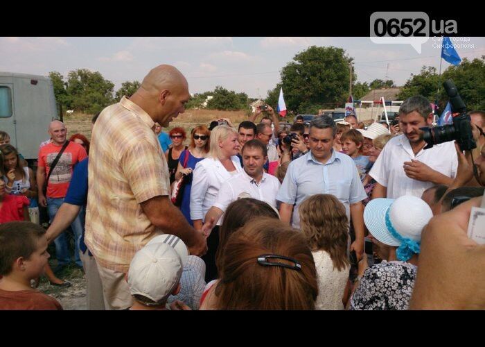 В интернете обсмеяли открытую Валуевым ободранную детскую площадку под Симферополем