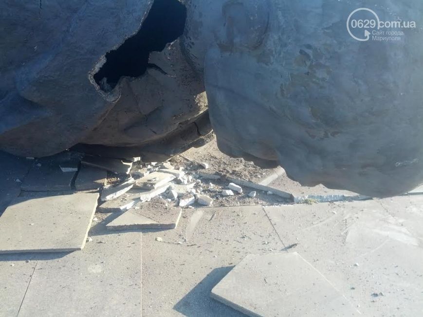 В Мариуполе снесли 8-метровый памятник Ленину и еще один ополовинили
