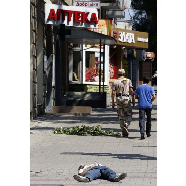 Во время обстрела Донецка снаряды попали в людей прямо на улице