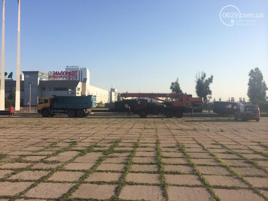 В Мариуполе снесли 8-метровый памятник Ленину и еще один ополовинили