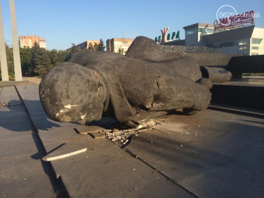 В Мариуполе снесли 8-метровый памятник Ленину и еще один ополовинили