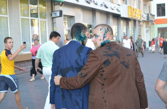 В Виннице люди разогнали сепаратистский митинг и облили активистов зеленкой