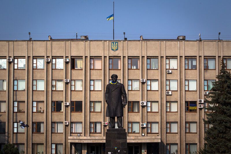 В Славянске и Краматорске памятники Ленину нарядили в национальный флаг